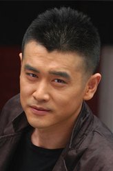 余春荣（李修蒙饰演）