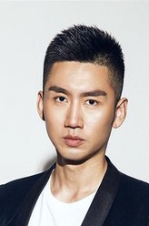 钟世佳（何达饰演）