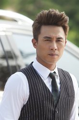 罗浩（杜淳饰演）