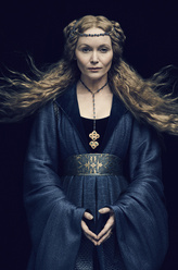Dowager Queen Elizabeth（艾斯·戴维斯饰演）