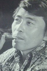 海大富（谷峰饰演）