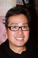 卢敬夫（伍卫国饰演）