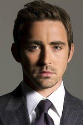 乔·麦克米伦（李·佩斯饰演）