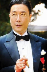 钟卓万（刘松仁饰演）
