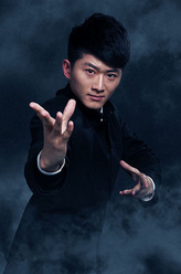 谢文东（吴建国饰演）