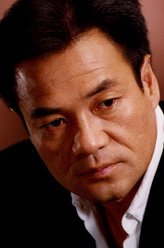 李春强（尤勇饰演）
