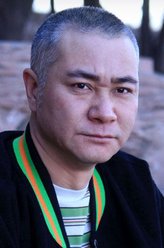 霍然（屈刚饰演）