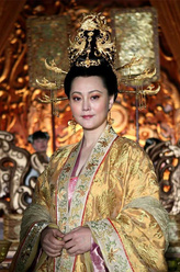 王母（宋佳饰演）