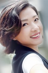 熊青春（万茜饰演）