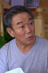 王自强（李心敏饰演）