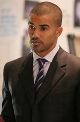 德瑞克·莫根（谢默·摩尔饰演）