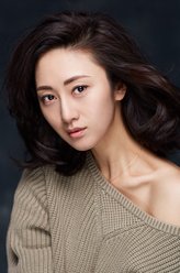 尤妮（刘添月饰演）