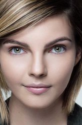 赛琳娜·凯尔（卡门·比康多瓦饰演）