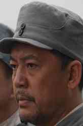 郑团长（何政军饰演）