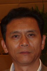 戚长发（于东江饰演）