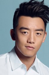 周 亮（郑恺饰演）