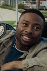 Detective James（贾斯汀·海尔斯饰演）