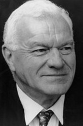 菲利普-沃斯（菲利普-沃斯饰演）