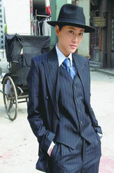 关青山（应采儿饰演）