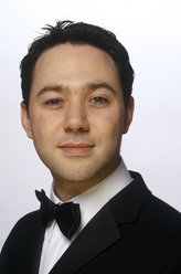 Klaus（里斯·谢尔史密斯饰演）