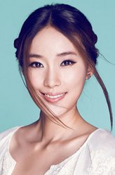 姚兰（屈玥饰演）