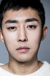 韩英俊（孙浩俊饰演）