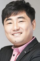 侯三龙（周德华饰演）