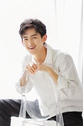 曹景坤（周历杰饰演）