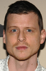 罗·桑德斯(Roe Saunders)（凯文·兰金饰演）