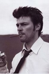 JOHN KENNEX（卡尔·厄本饰演）