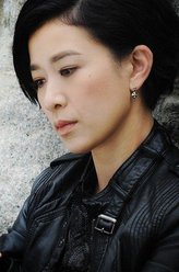 丁小嘉（佘诗曼饰演）