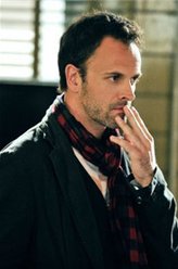 夏洛克·福尔摩斯（约翰尼·李·米勒饰演）