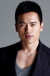 曾平（高云翔饰演）