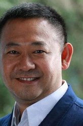 钱兴国（姜武饰演）