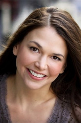 Liza（萨顿·福斯特饰演）