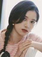 丁易青（张婧仪饰演）